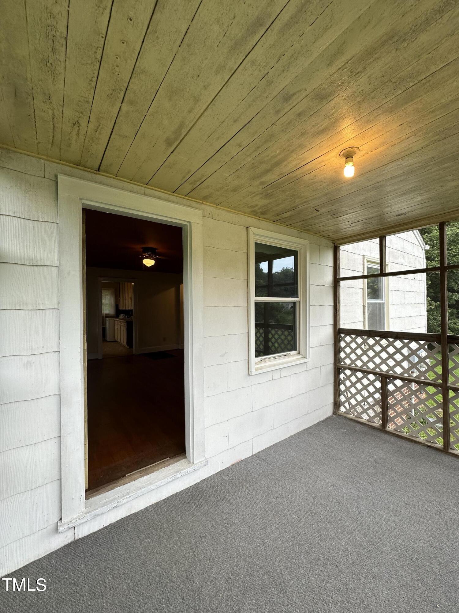 326 W Gilbreath Street