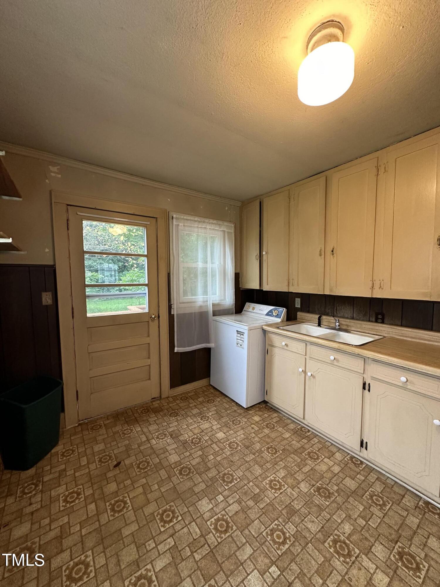 326 W Gilbreath Street