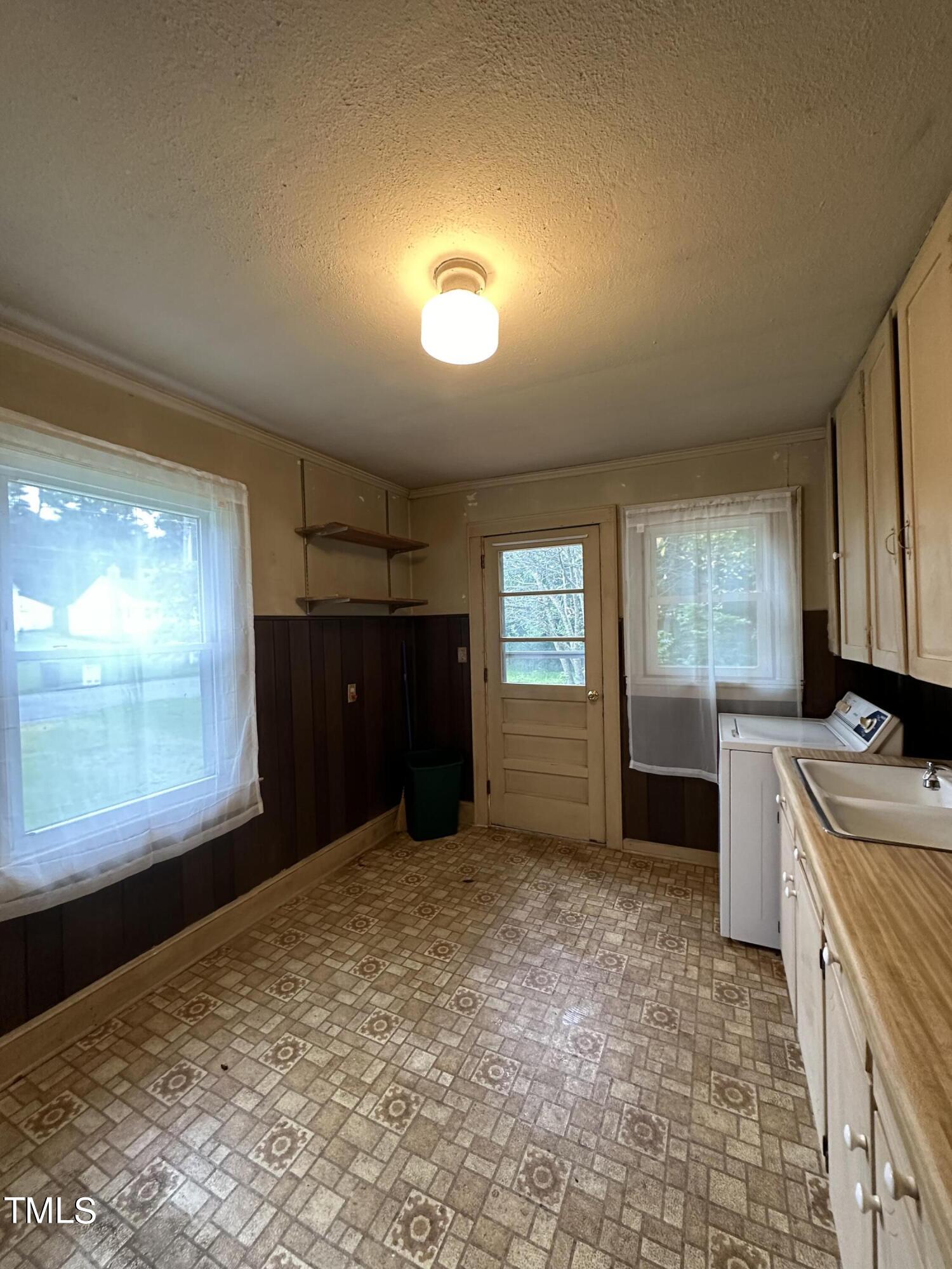 326 W Gilbreath Street