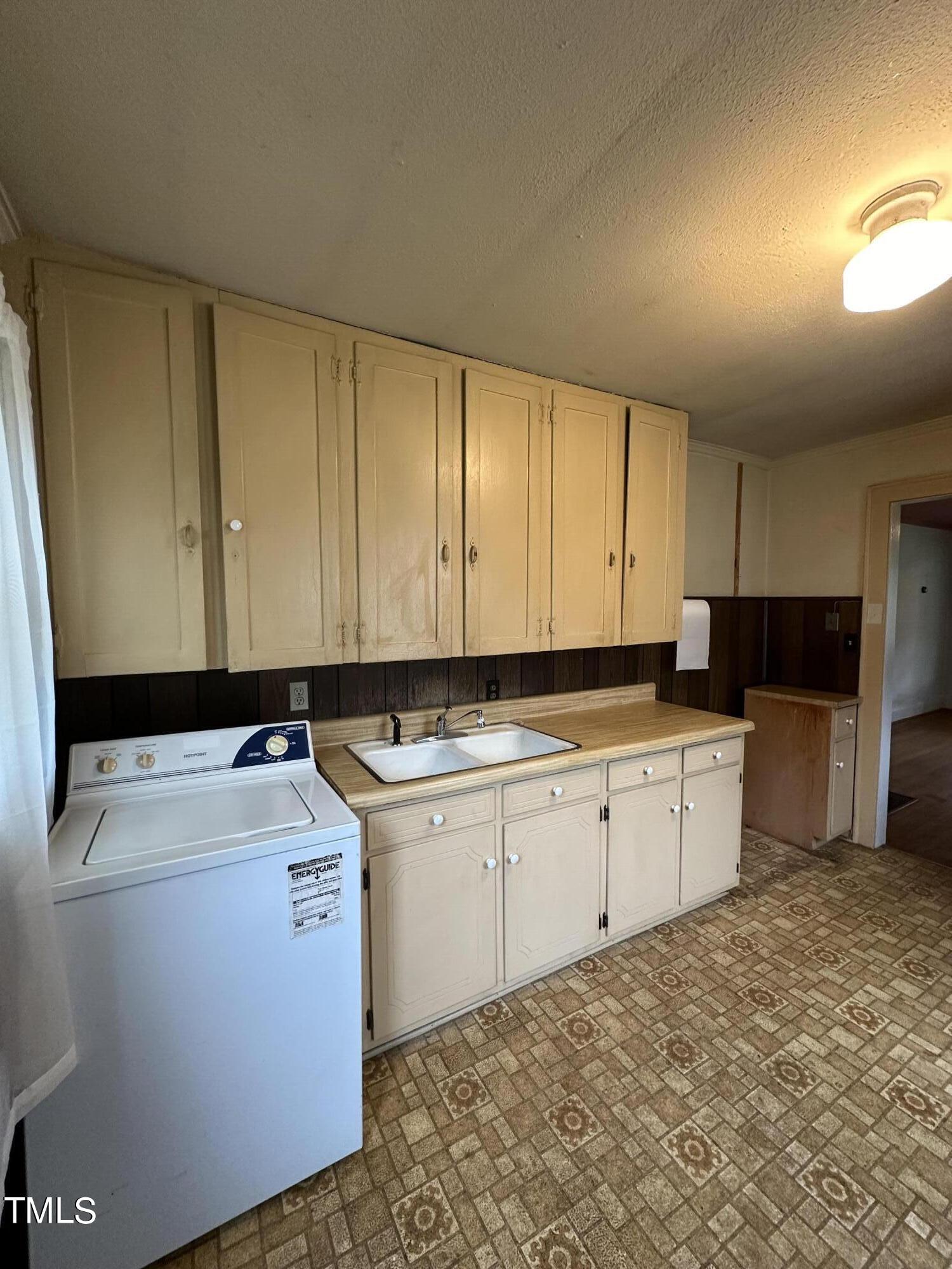 326 W Gilbreath Street