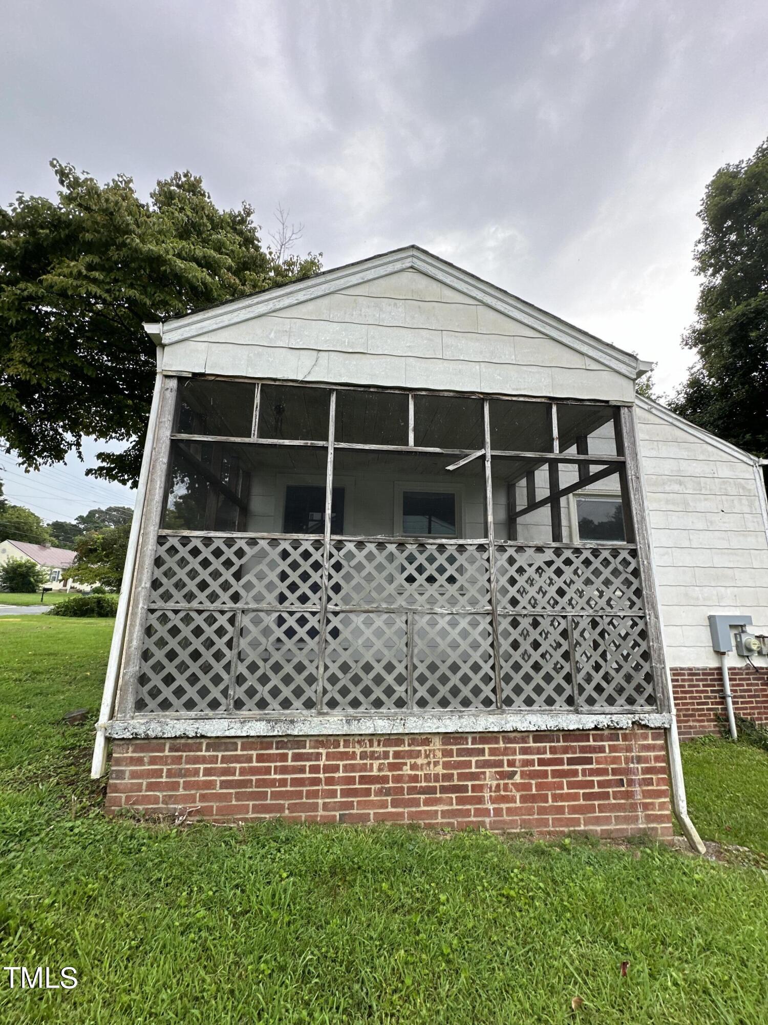 326 W Gilbreath Street