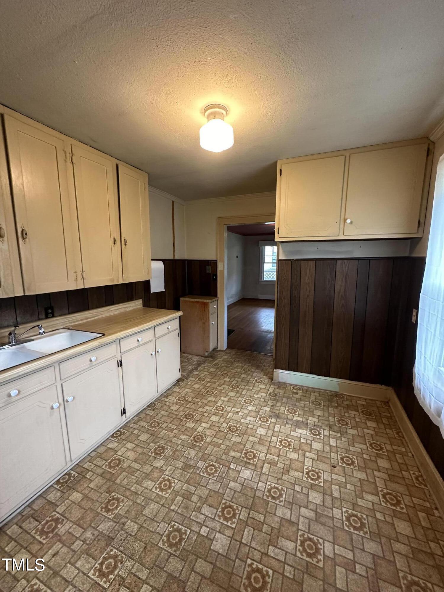 326 W Gilbreath Street