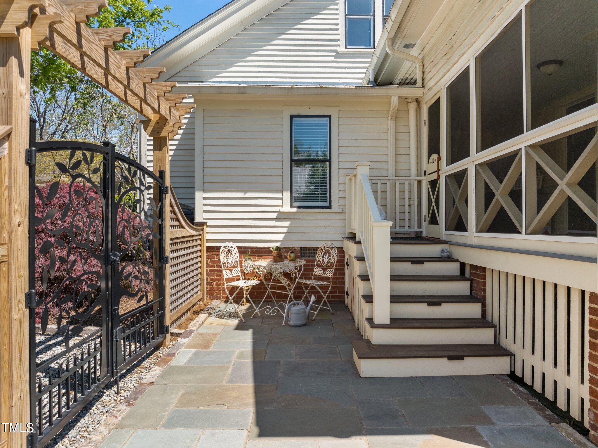 109 N Hassel Street