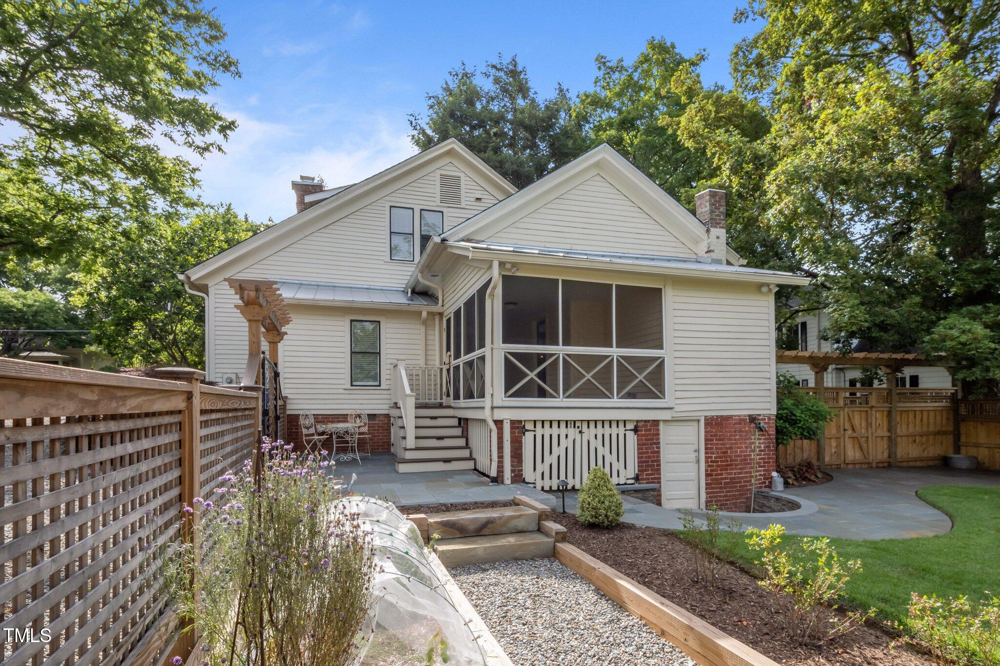 109 N Hassel Street