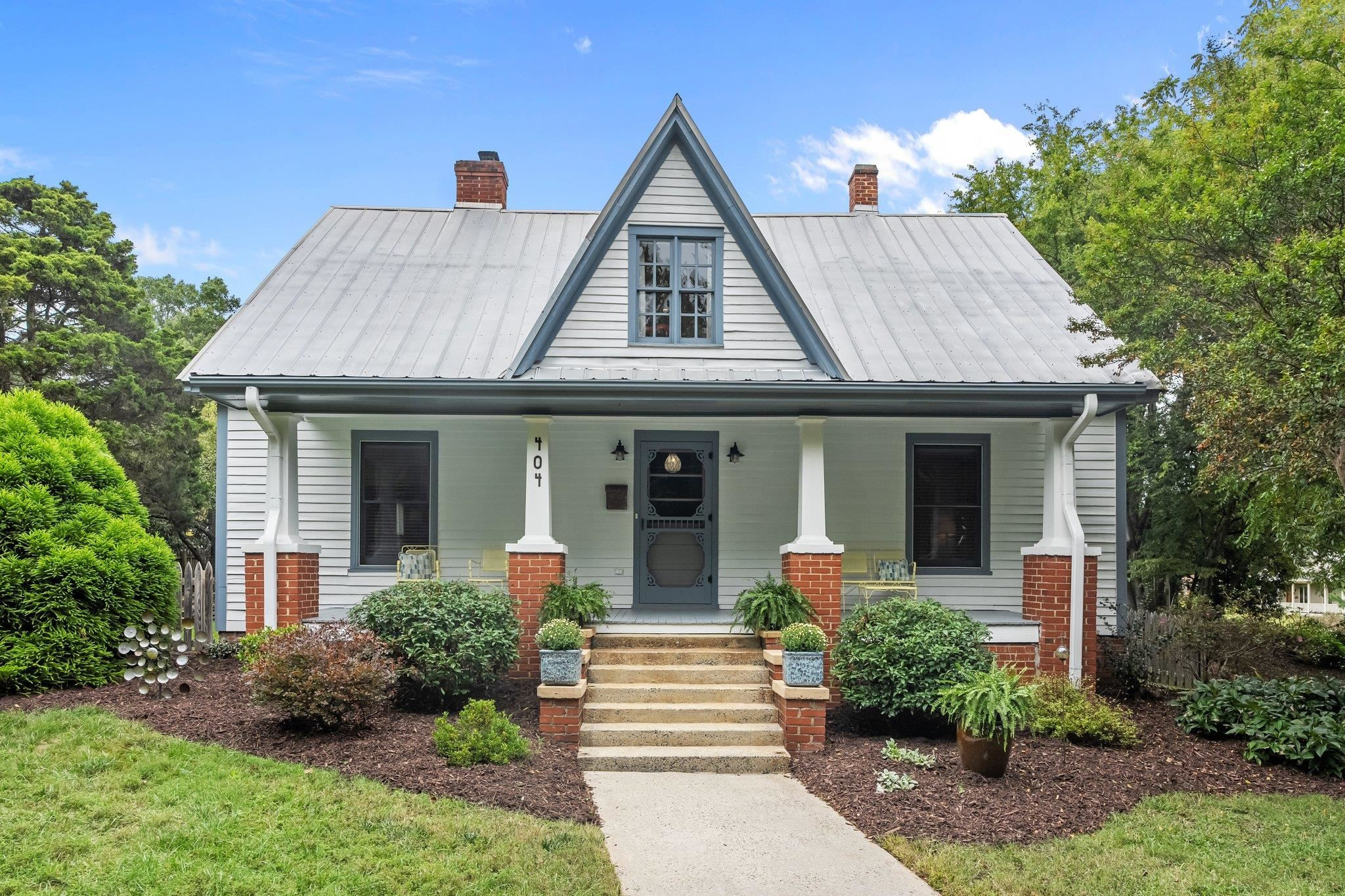 404 W Queen Street