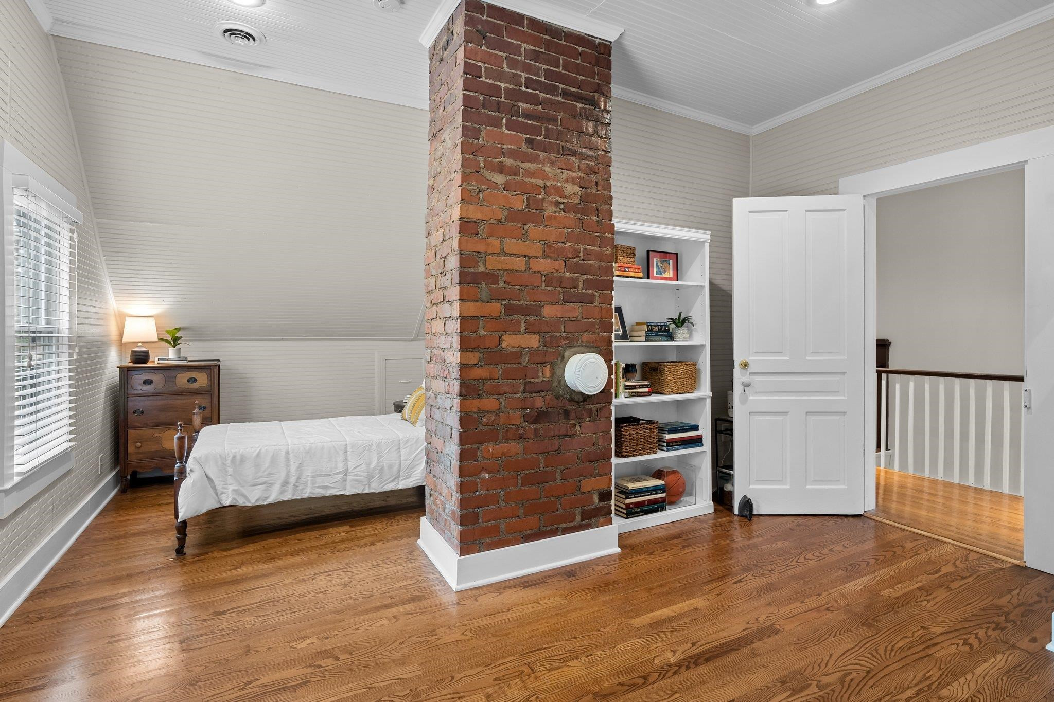 404 W Queen Street