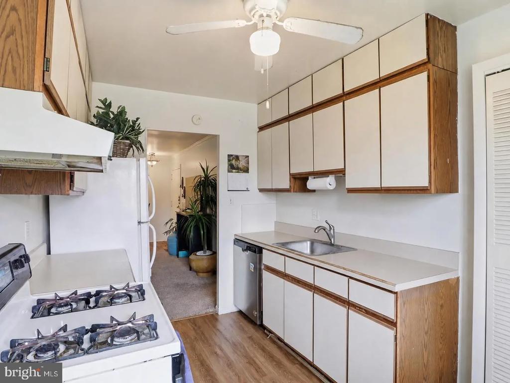 350 GATEWATER COURT Unit: 301 E