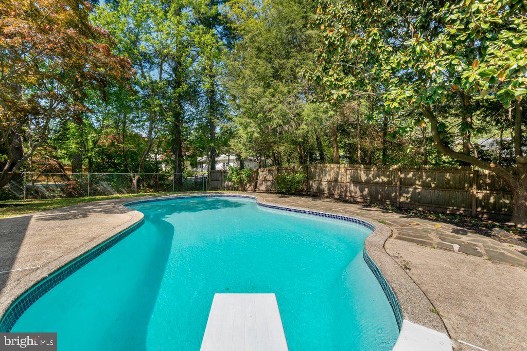6113 JERRYS DRIVE