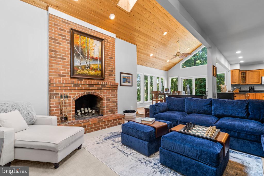 7728 SANDSTONE COURT