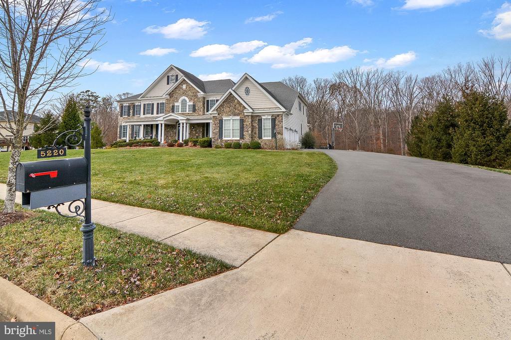 5220 BONNIE BRAE FARM DRIVE