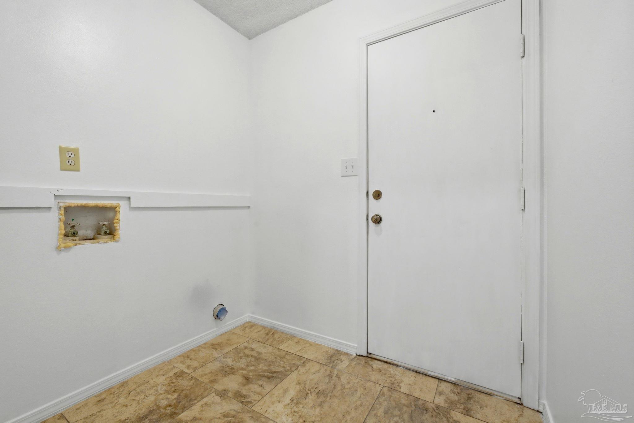 8129 Treetop Ln