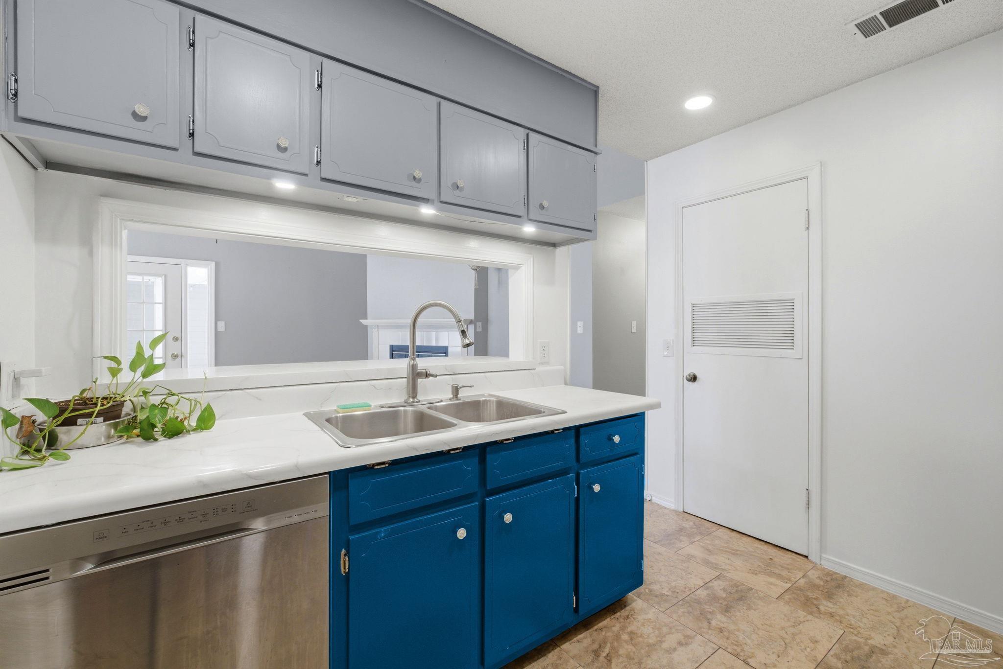 8129 Treetop Ln