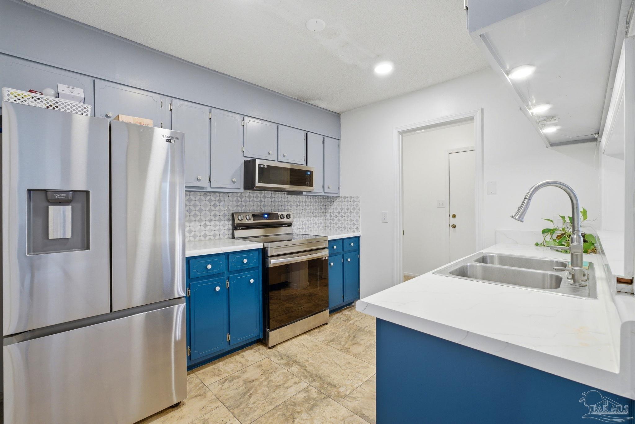 8129 Treetop Ln