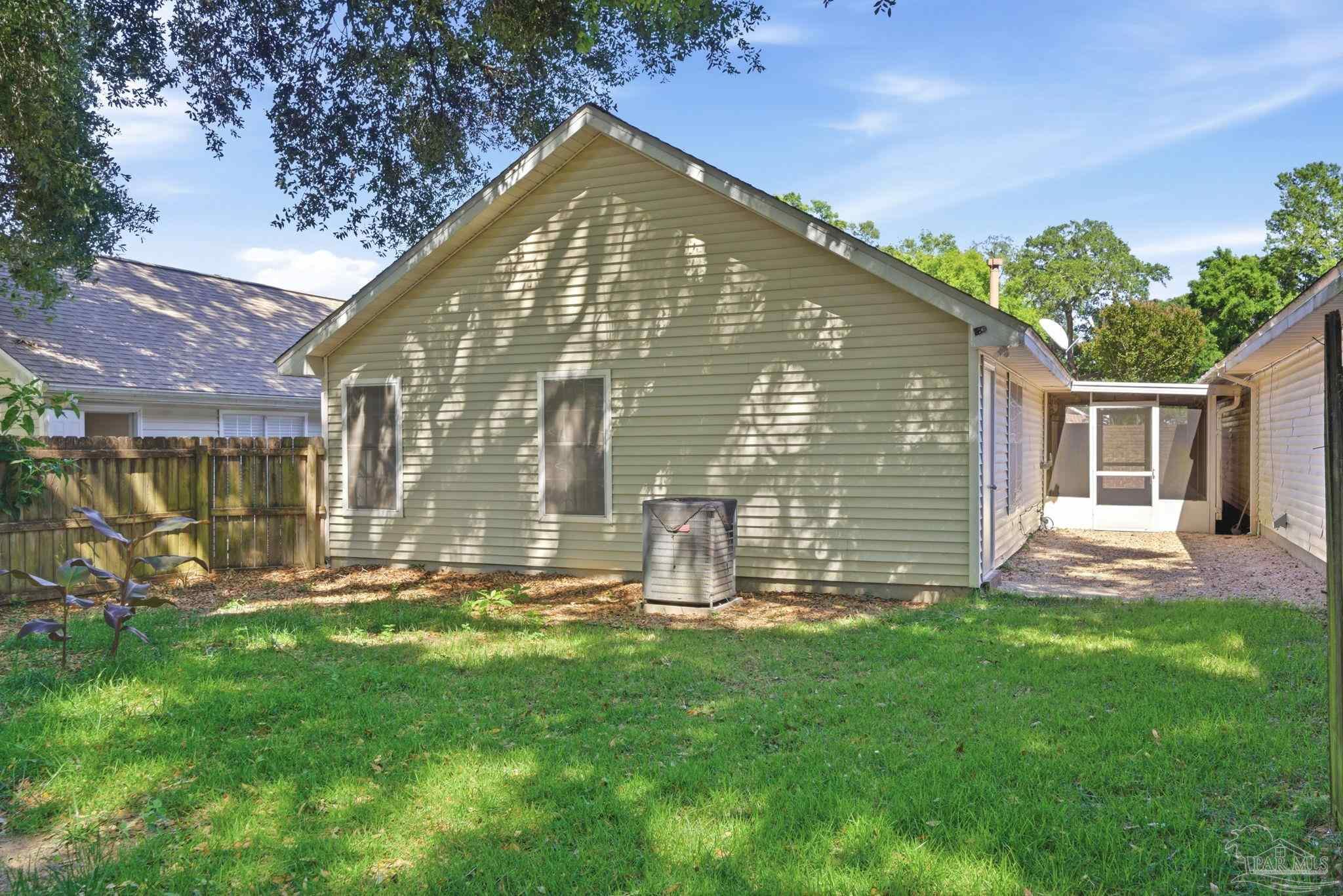 8129 Treetop Ln