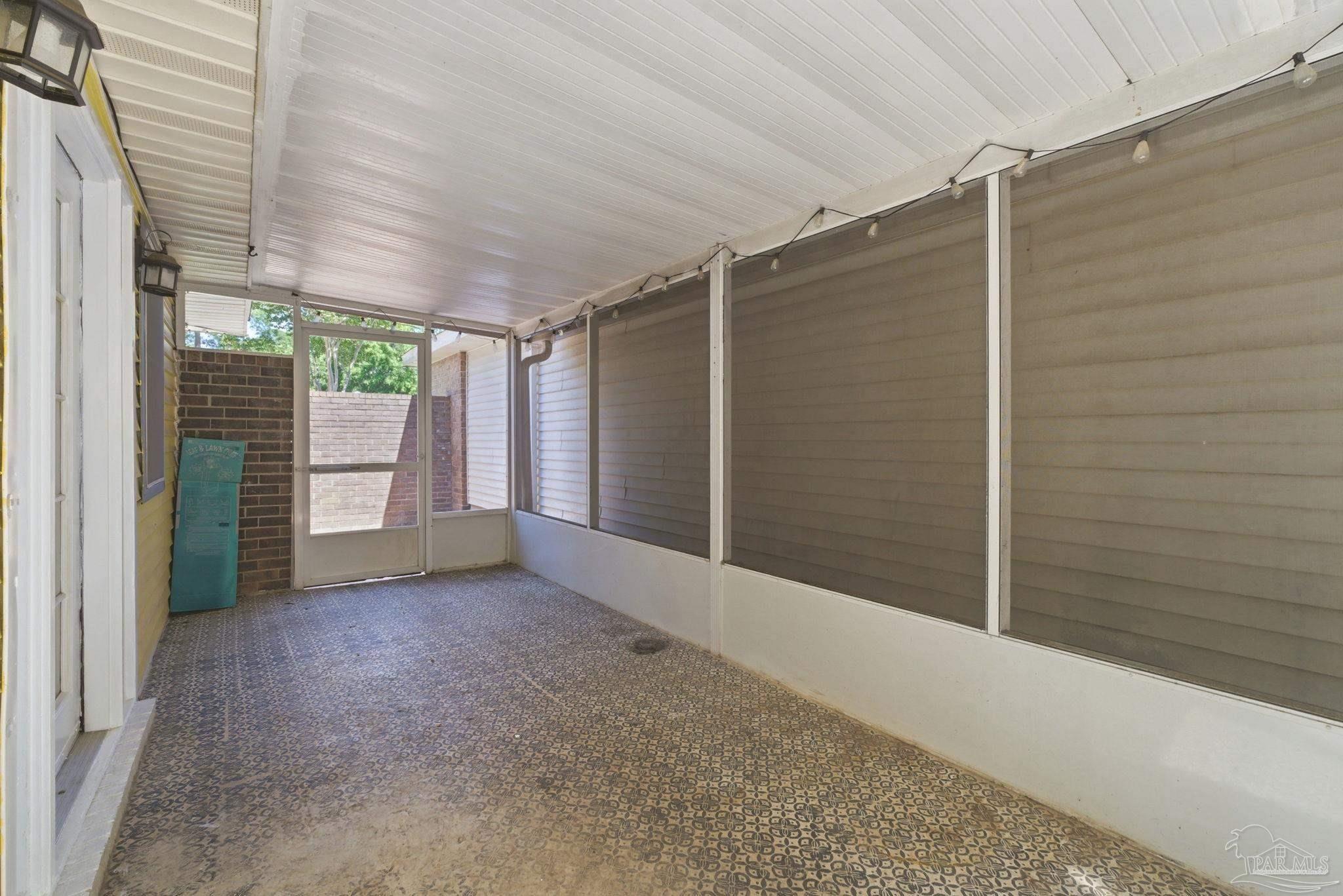 8129 Treetop Ln