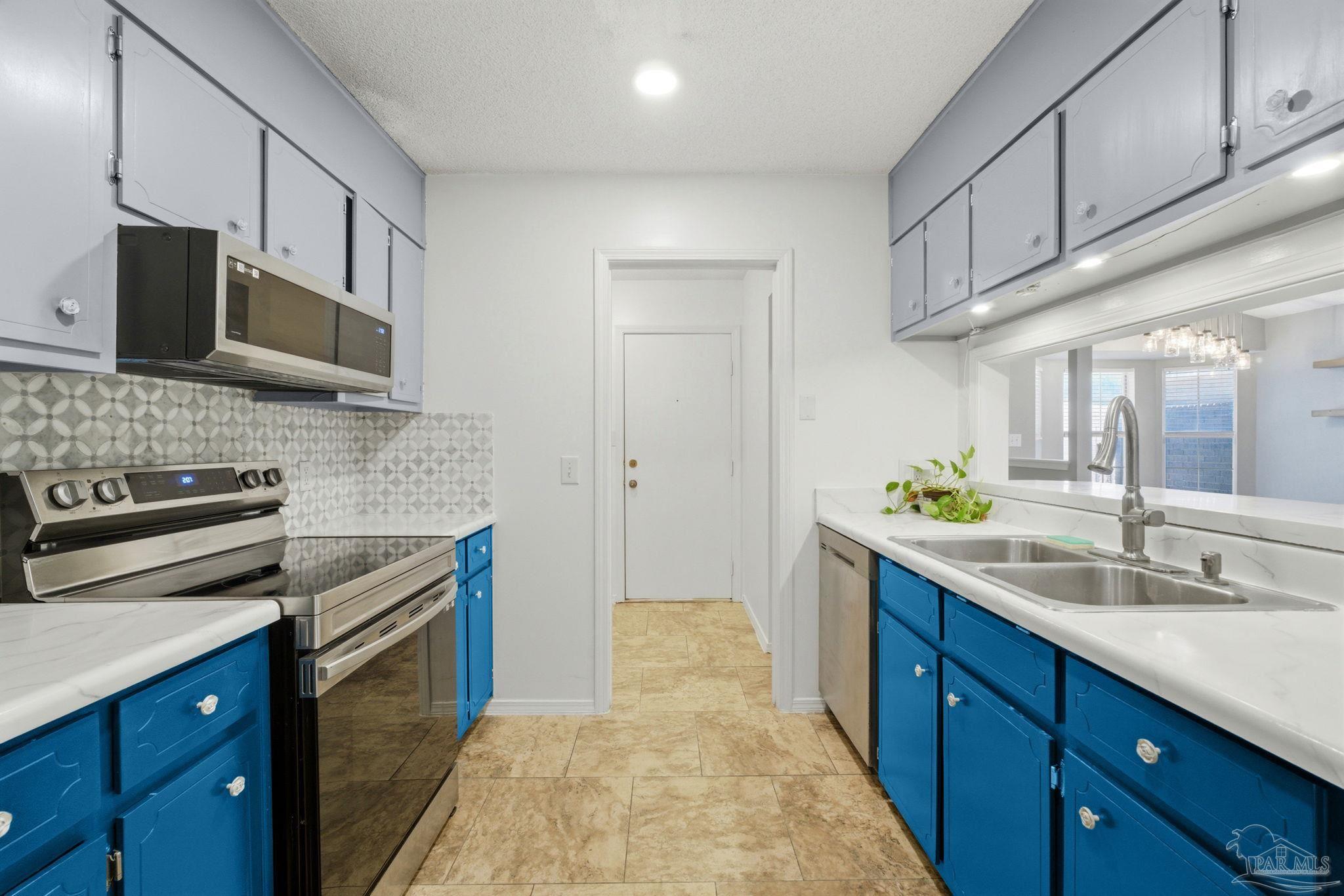 8129 Treetop Ln