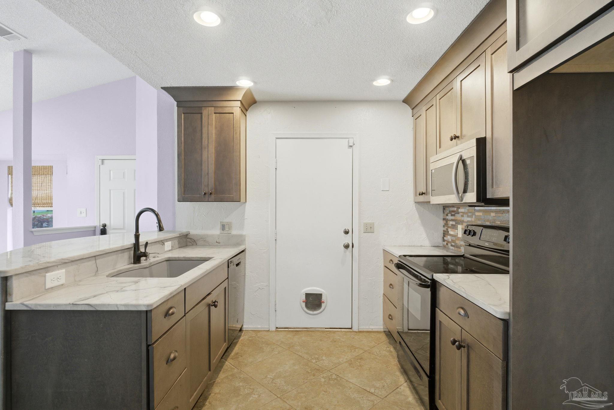 8138 Treetop Ln