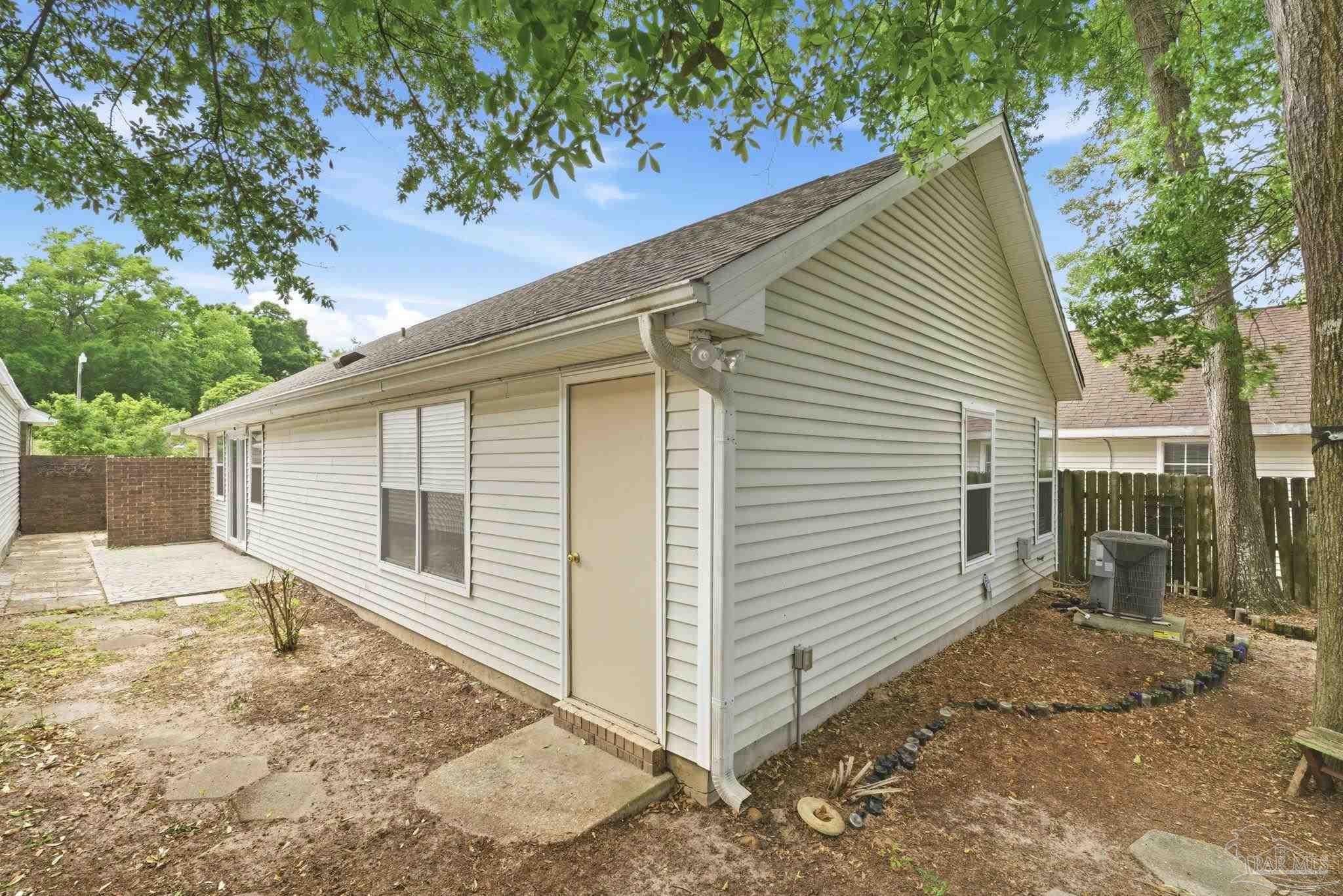 8138 Treetop Ln