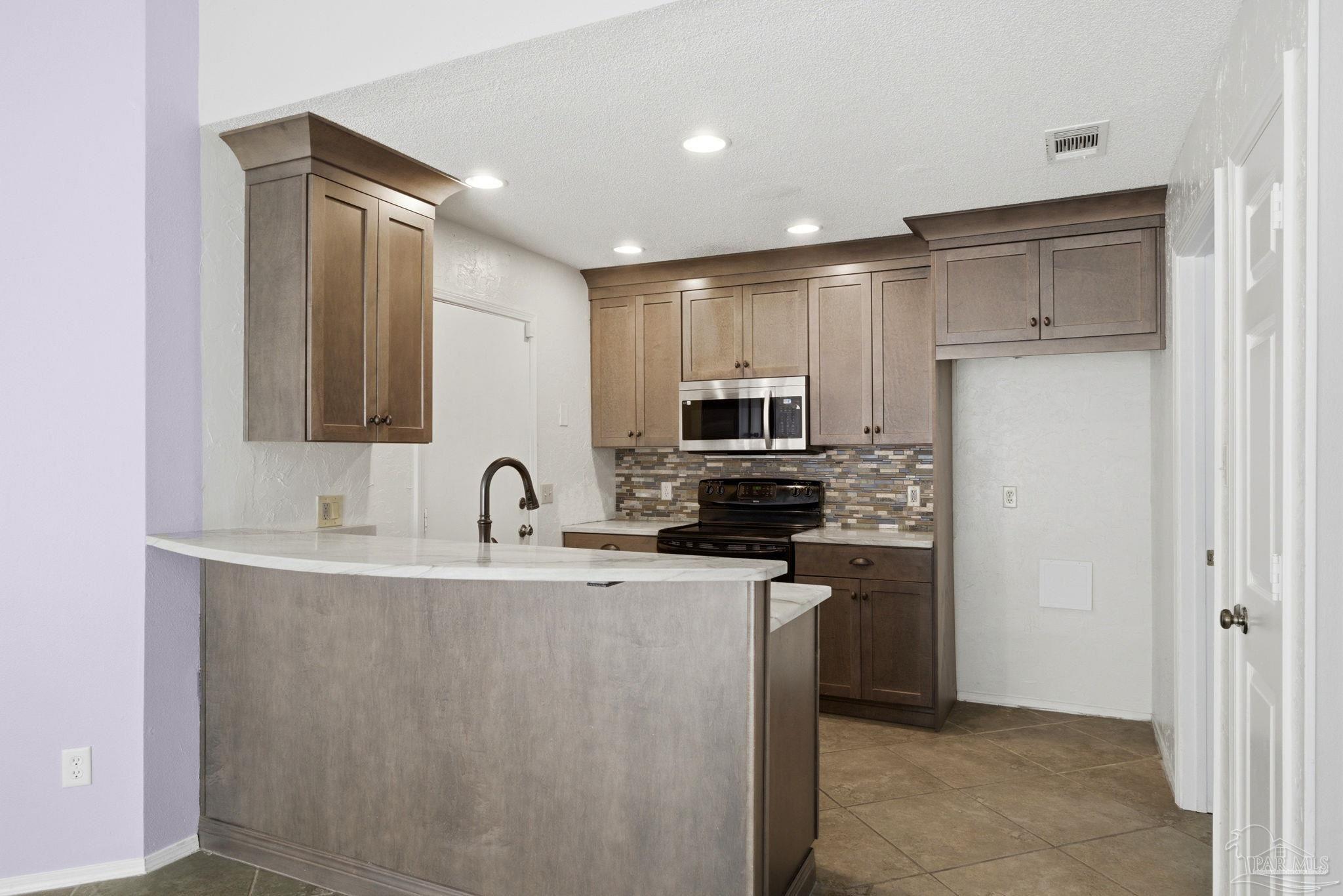 8138 Treetop Ln