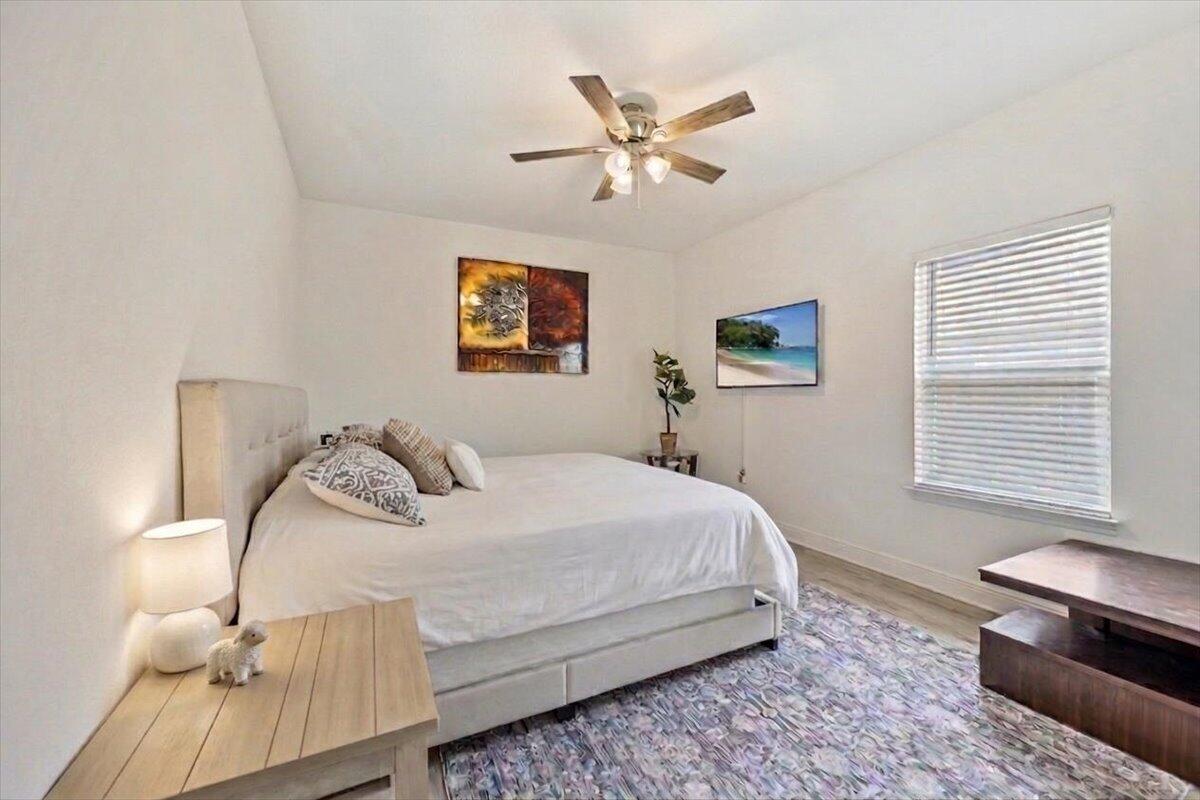 110 E Oak Trees Lane