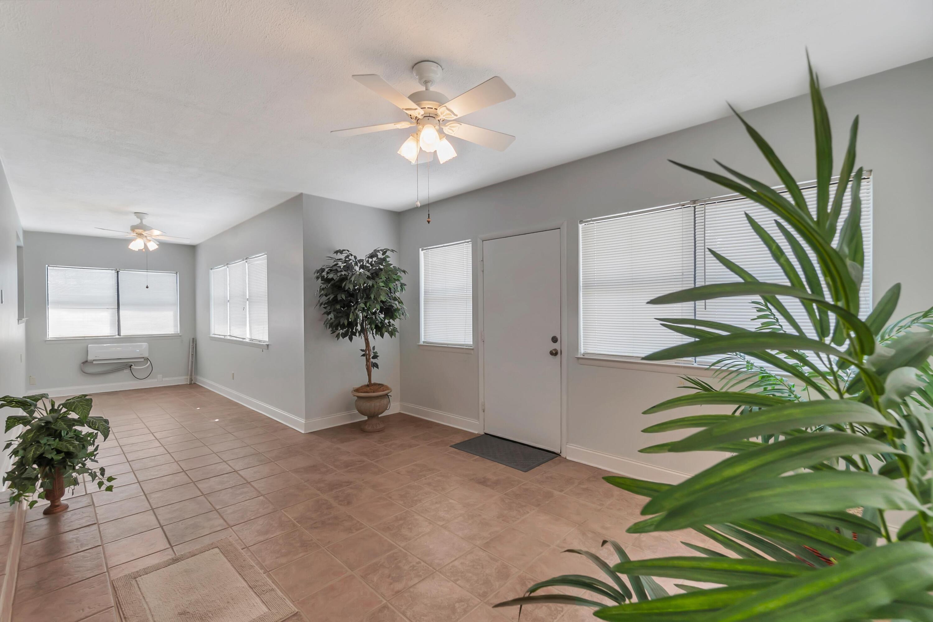 8 W Casa Loma Drive