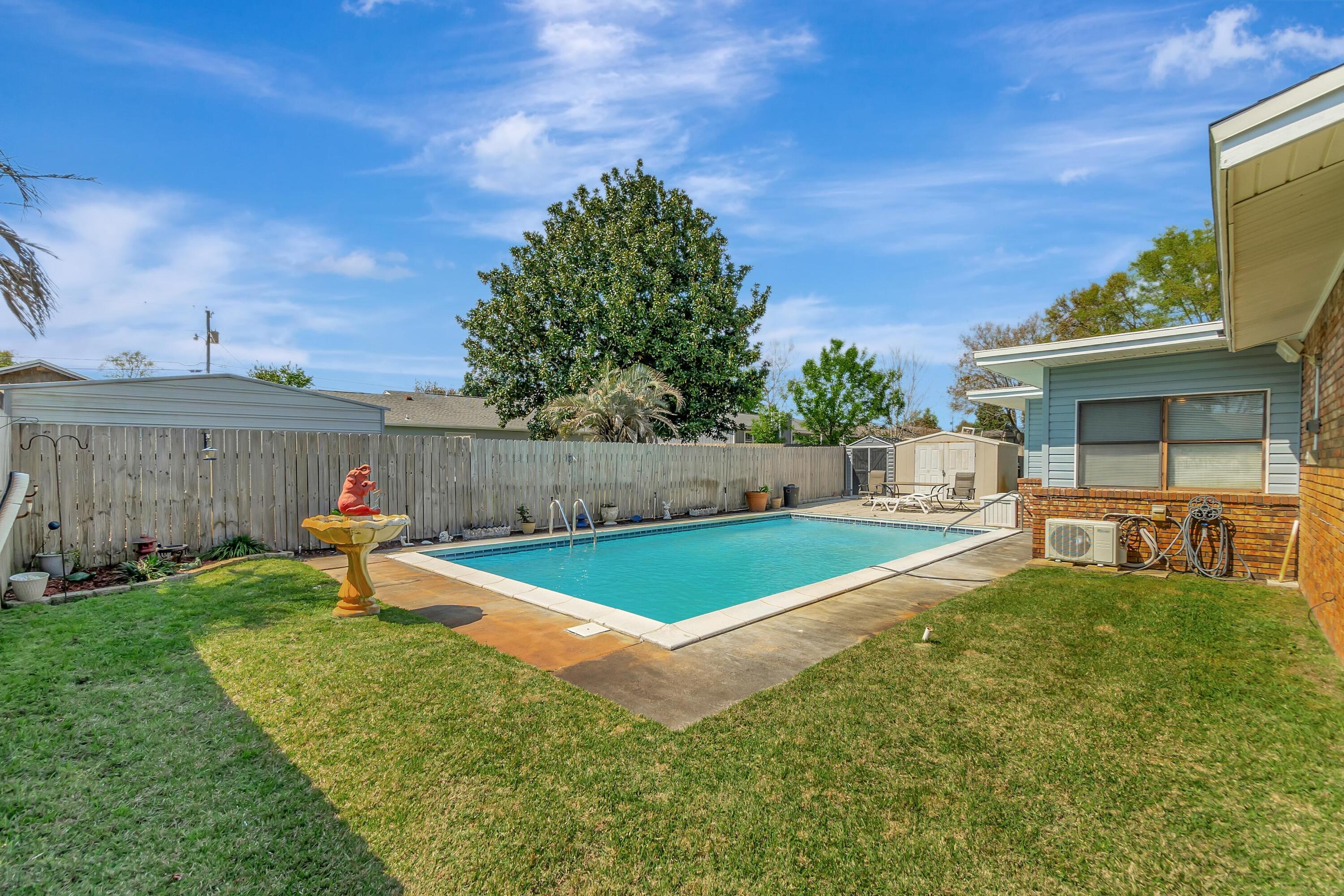 8 W Casa Loma Drive