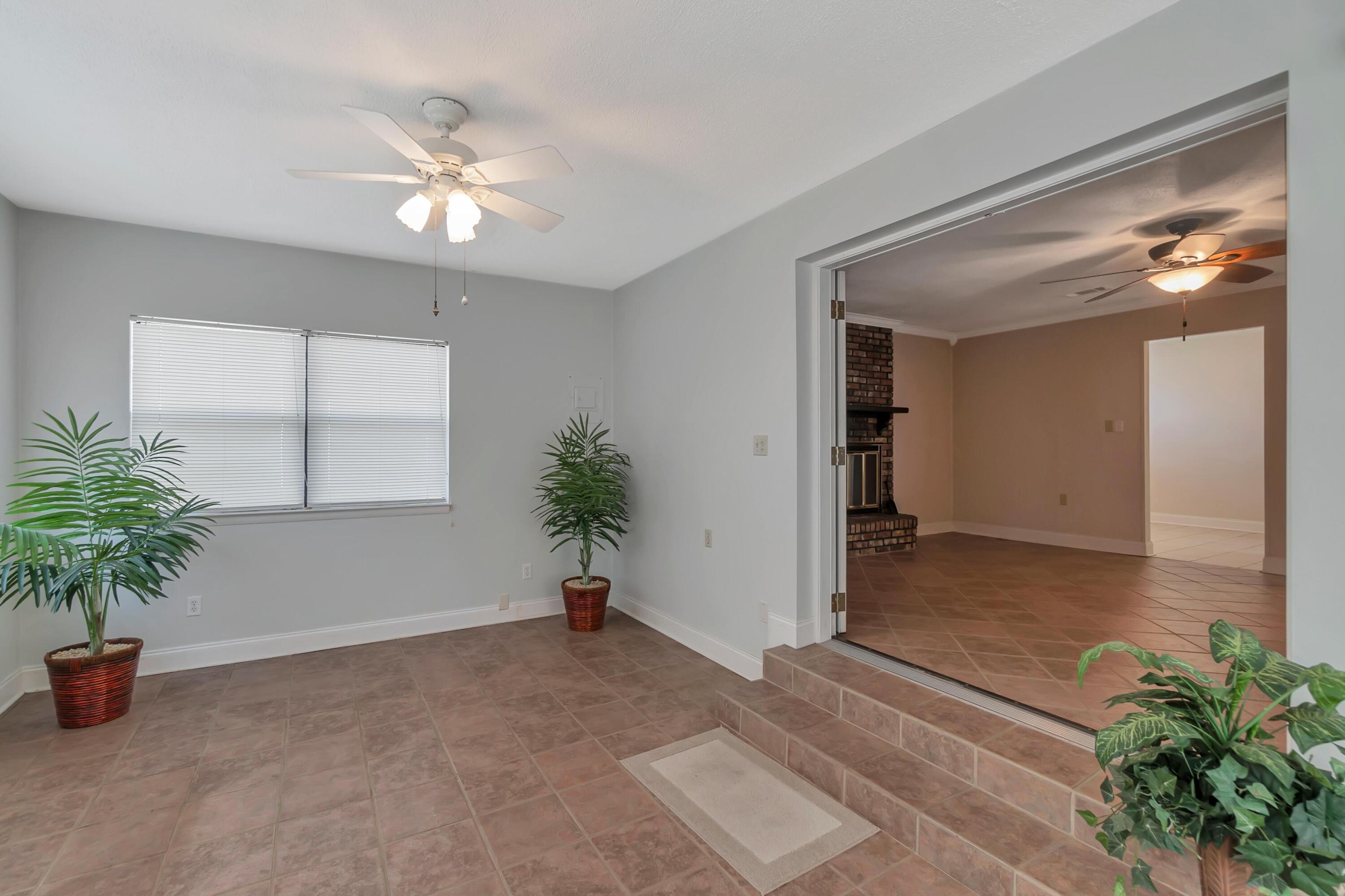 8 W Casa Loma Drive