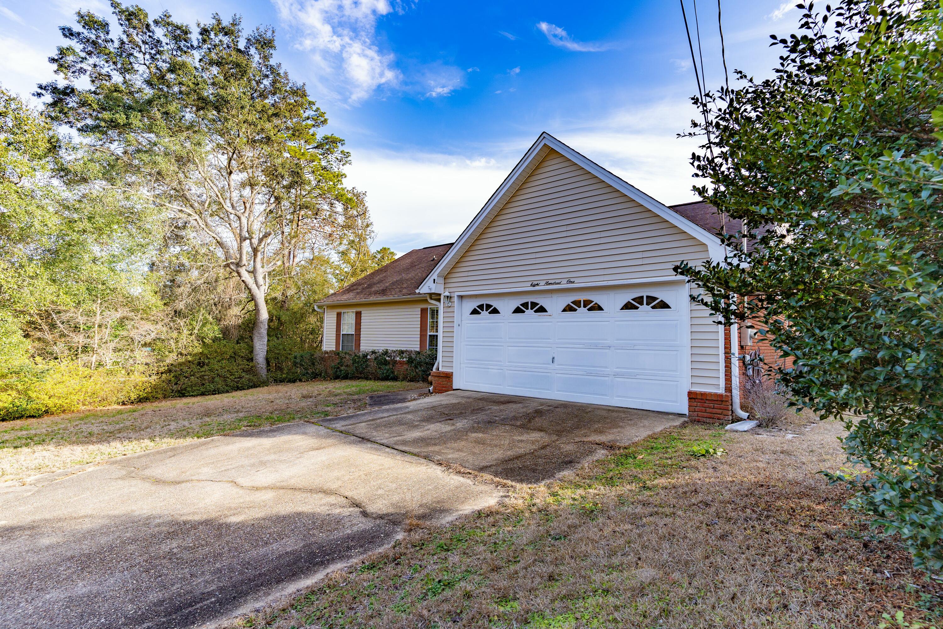 801 Sparkleberry Cove