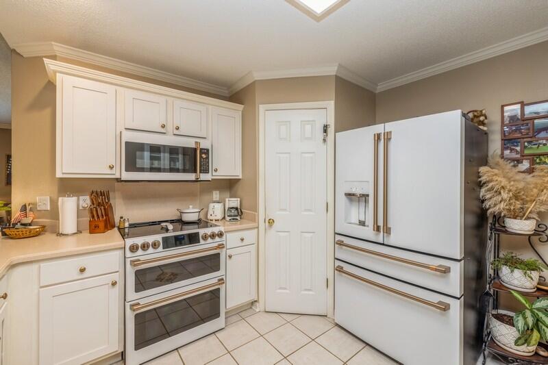4663 Sunsail Circle