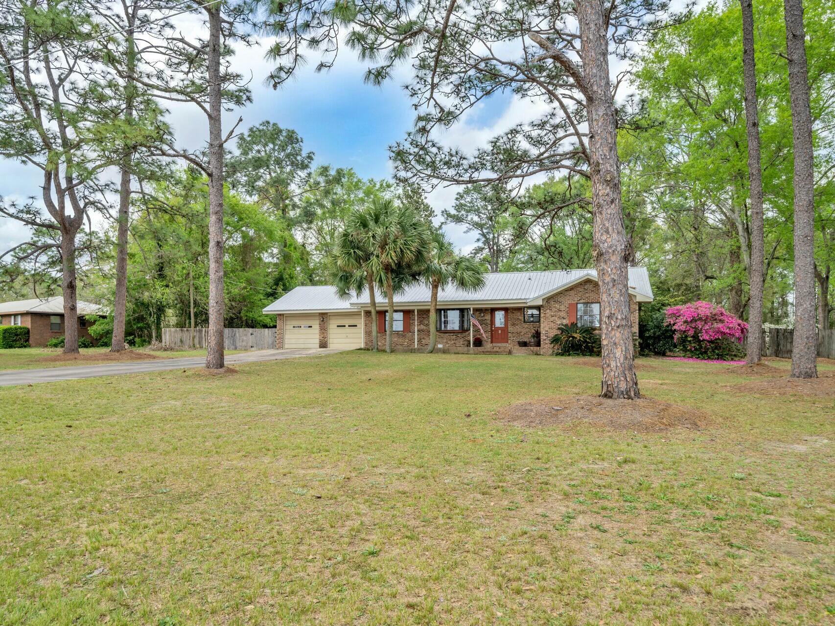503 Ten Lake Drive, DeFuniak Springs