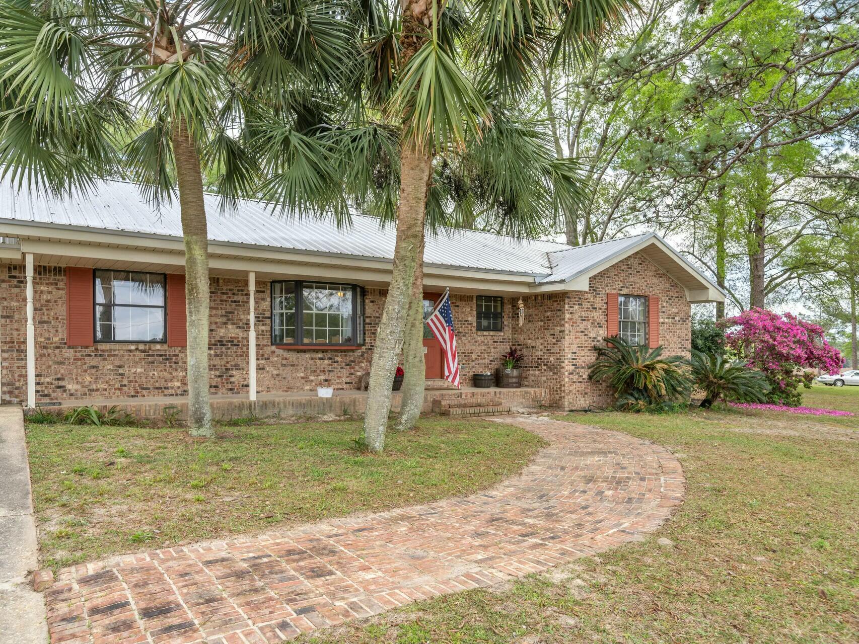 503 Ten Lake Drive, DeFuniak Springs