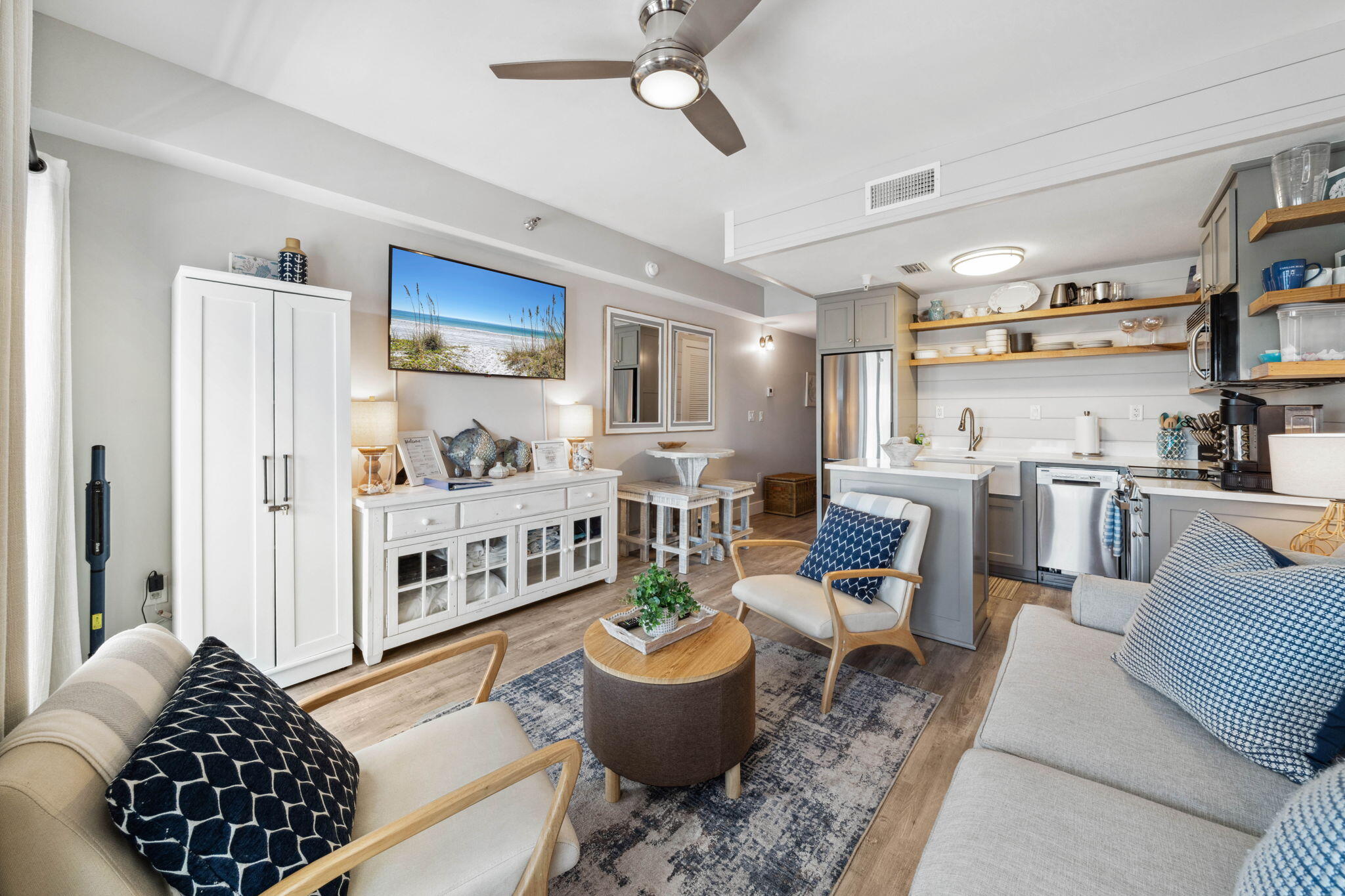 114 Carillon Market St 208