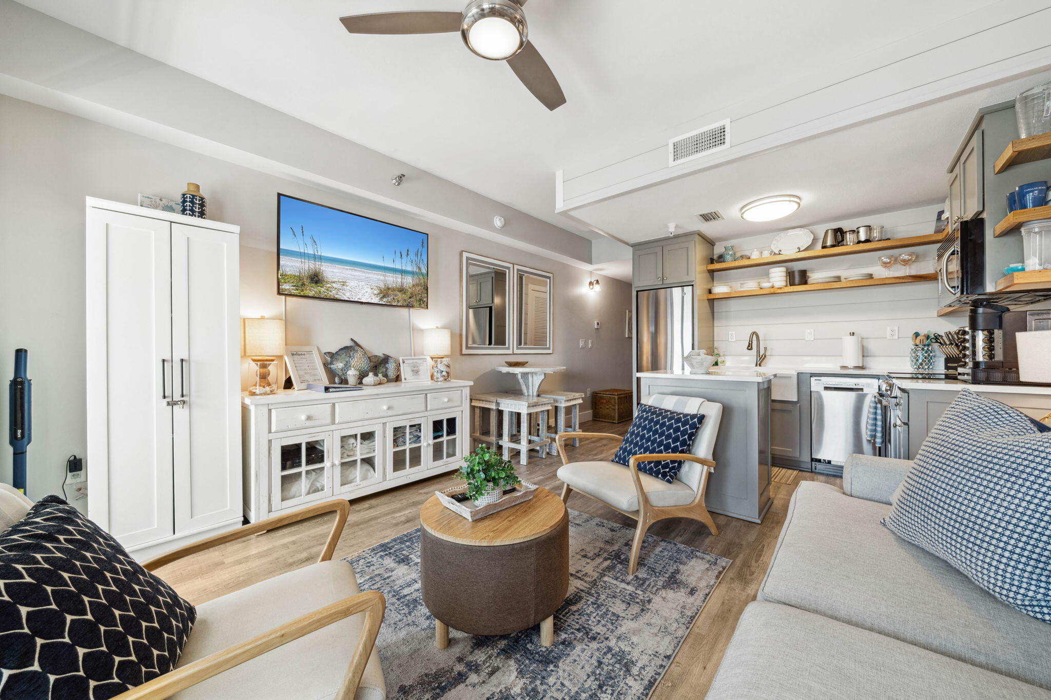 114 Carillon Market St 208
