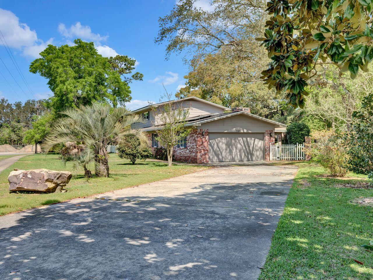 700 NE Country Club Avenue