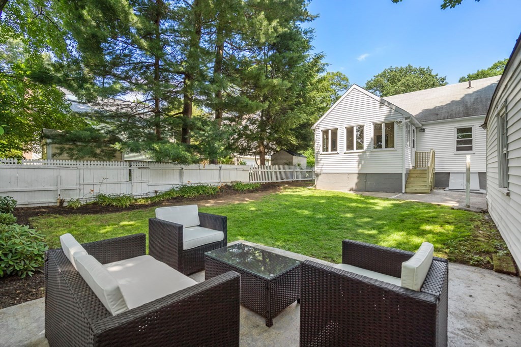 10 Roland St