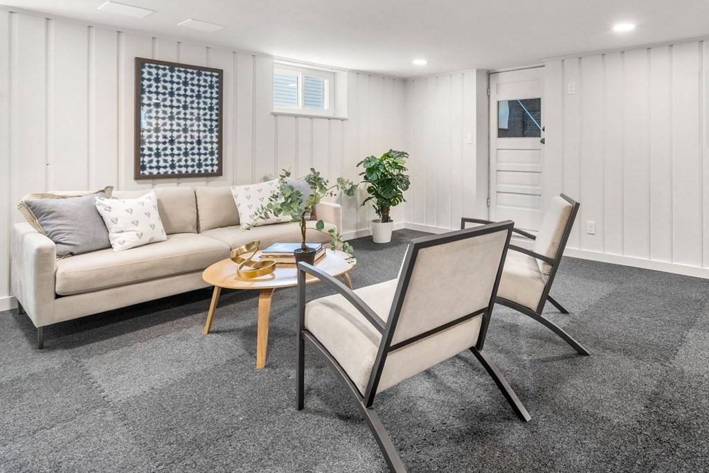 10 Roland St