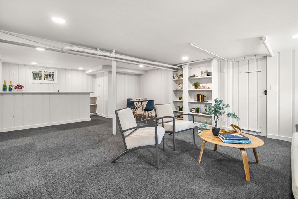 10 Roland St