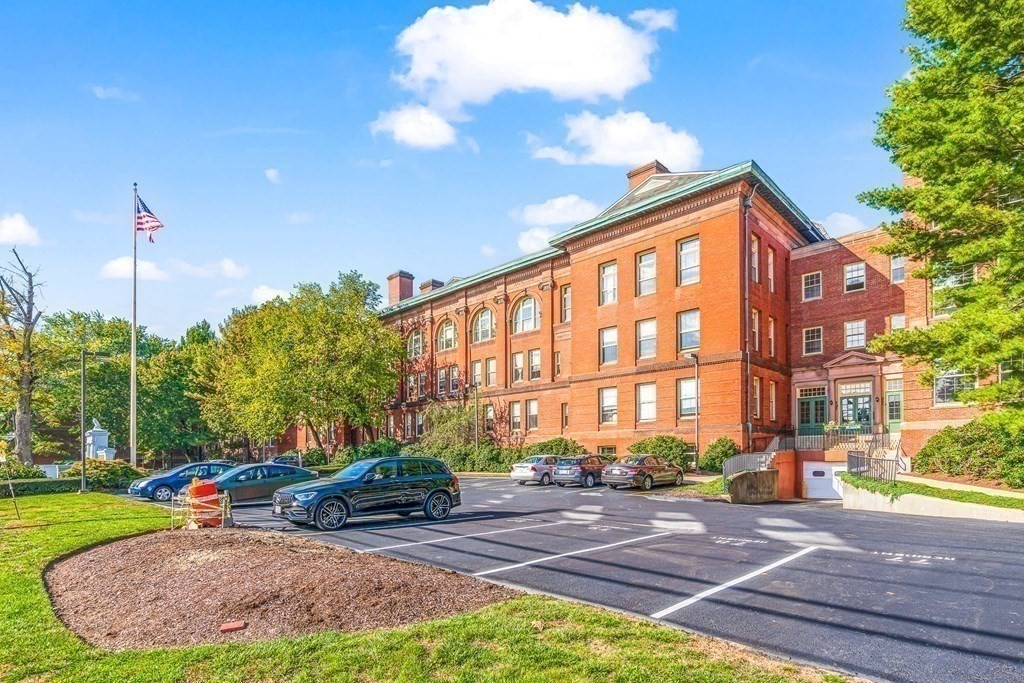 48 Forest St # 102