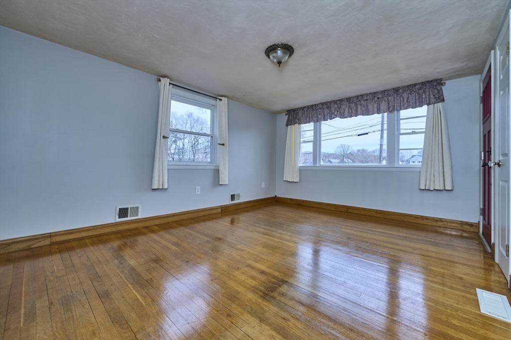 12 Shore Rd