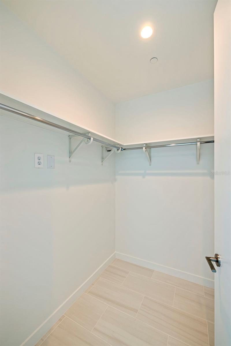 400 CENTRAL AVE #3906