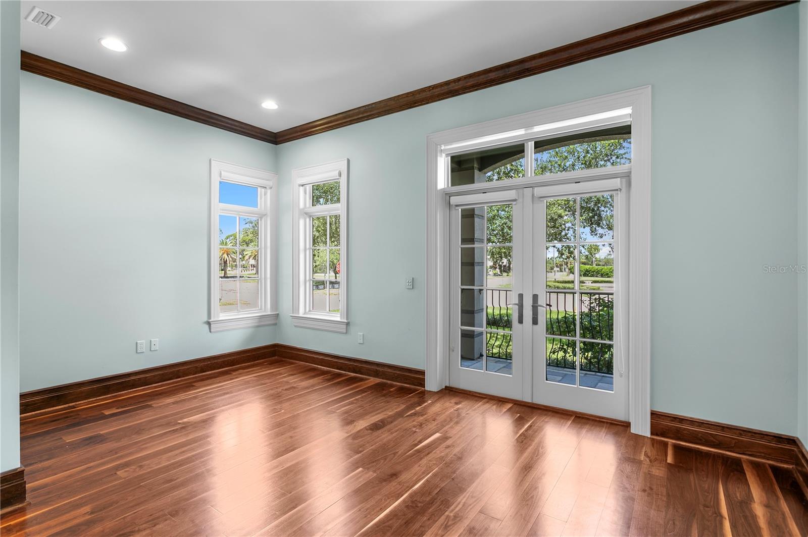 401 SNELL ISLE BLVD NE