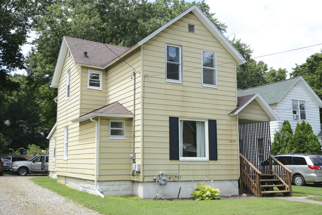 2032 S Burdick