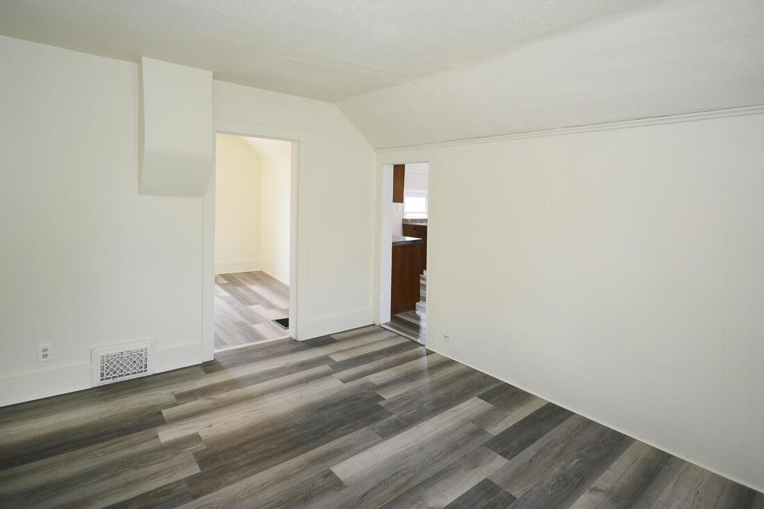 2032 S Burdick