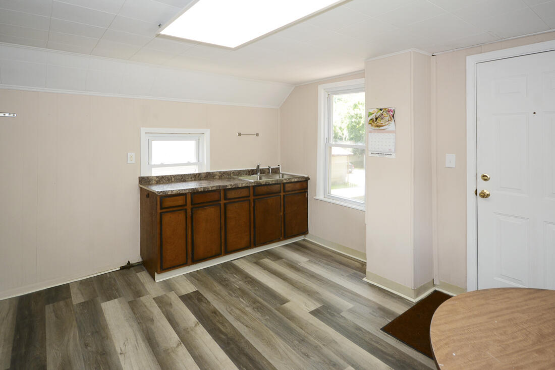 2032 S Burdick