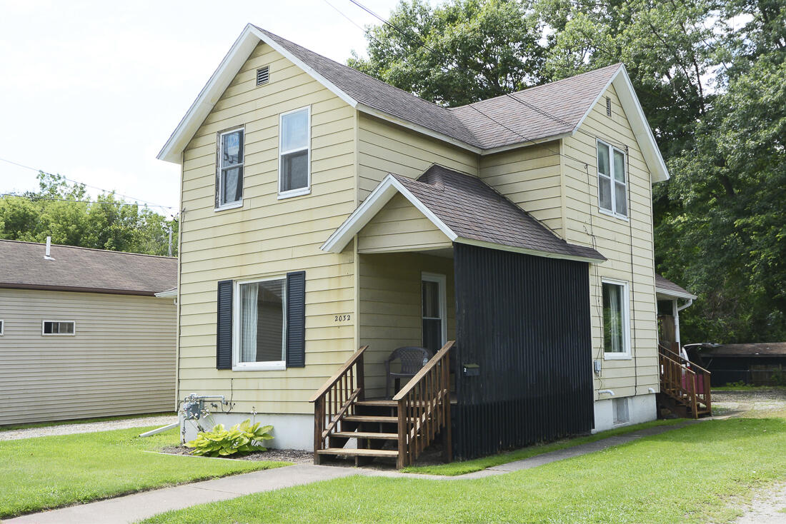 2032 S Burdick