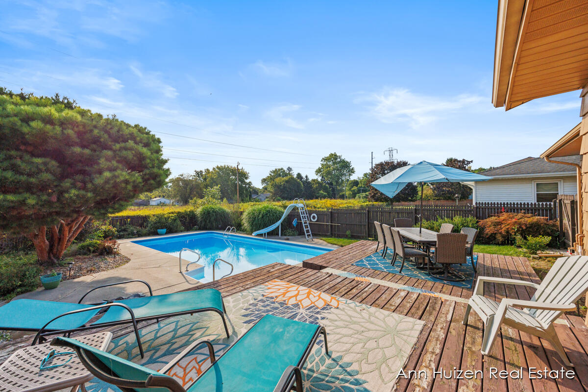 1256 Granada Drive NW