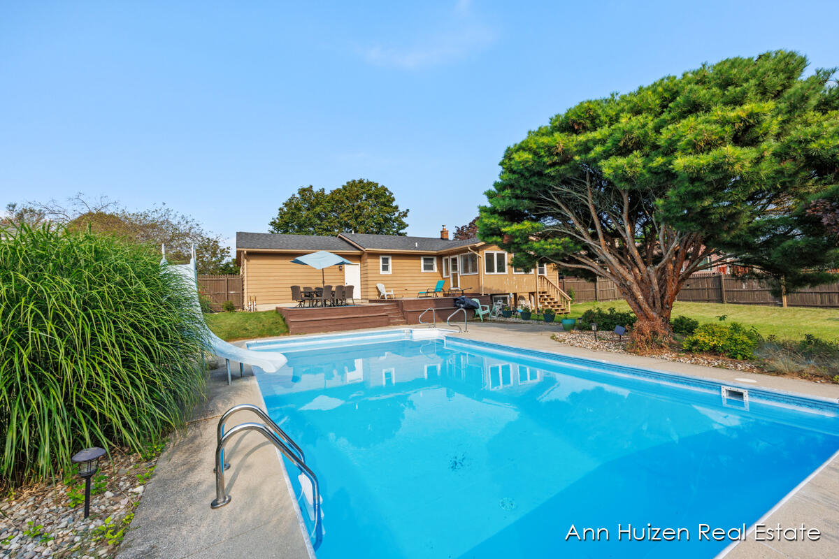 1256 Granada Drive NW