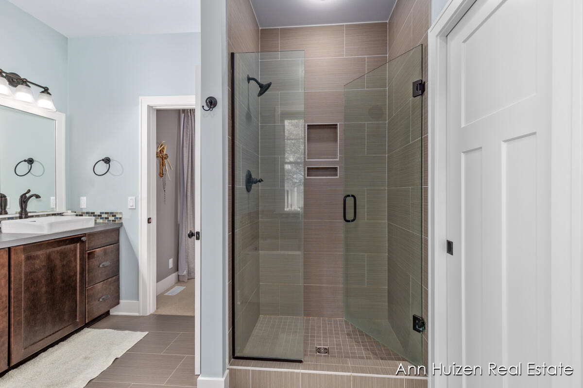 9495 Douglas Fir Court NE