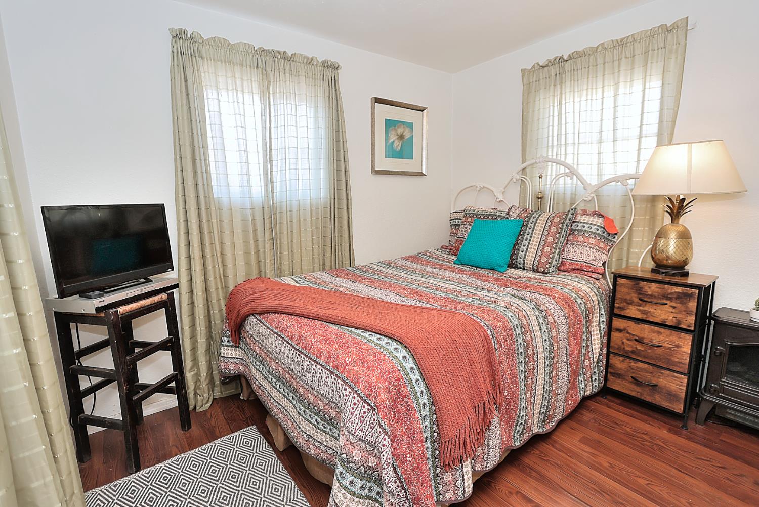 28 Golden Inn Way
