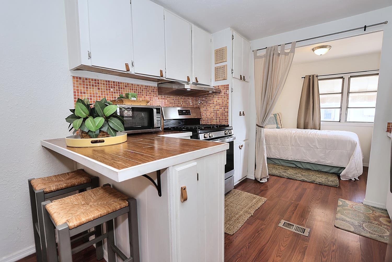 28 Golden Inn Way